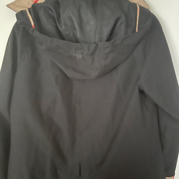 Burberry raincoat. Full detachable inner lining and hood.Beautiful condition - Picture 3 of 5
